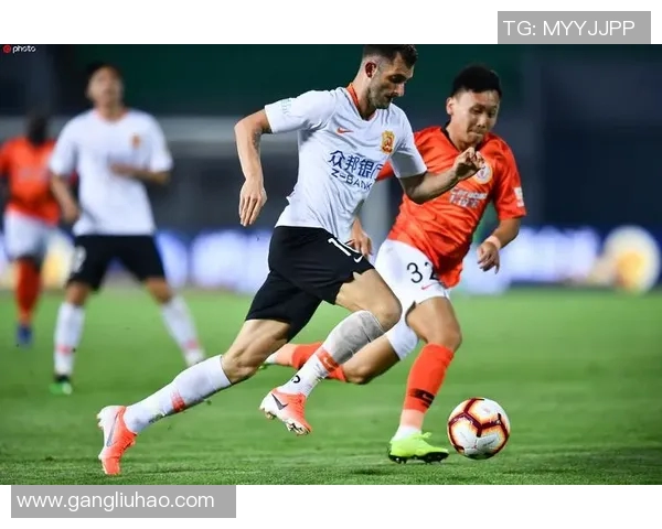 亲吻手腕的足球明星背后的故事与荣耀之路