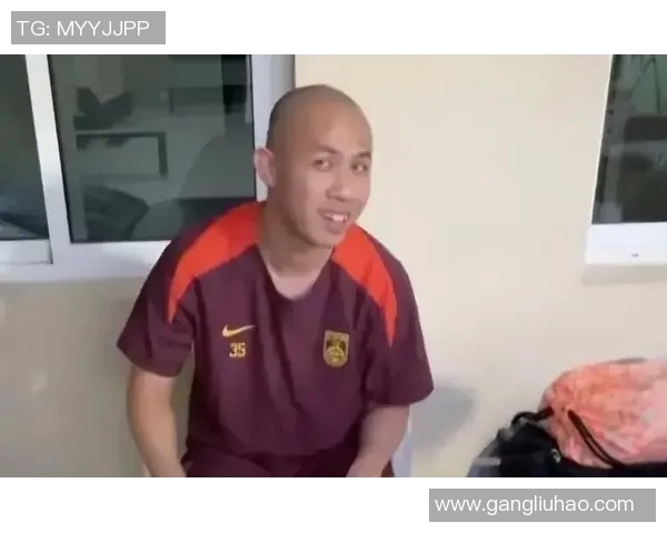 光头足球明星的独特魅力与发型风格解析