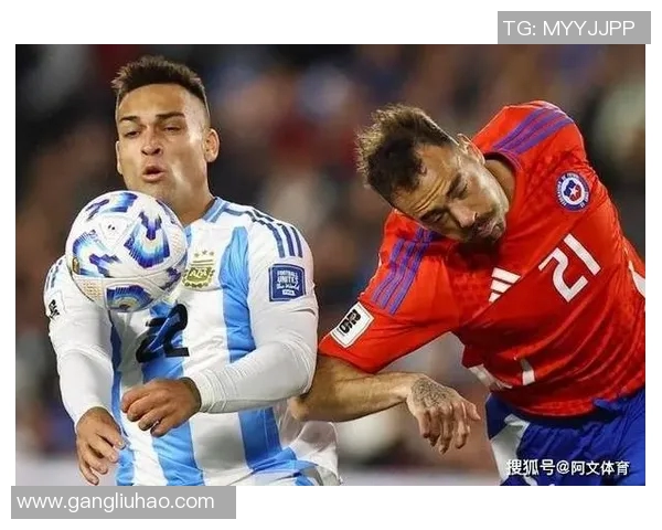 足球明星劳塔罗在关键比赛中的失误引发球迷热议与媒体关注