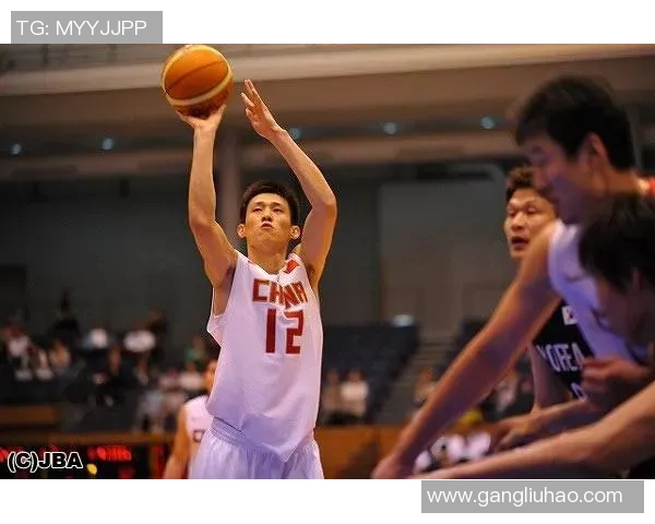 周鹏的篮球传奇之路：从青涩少年到赛场巨星的成长历程与心路历程